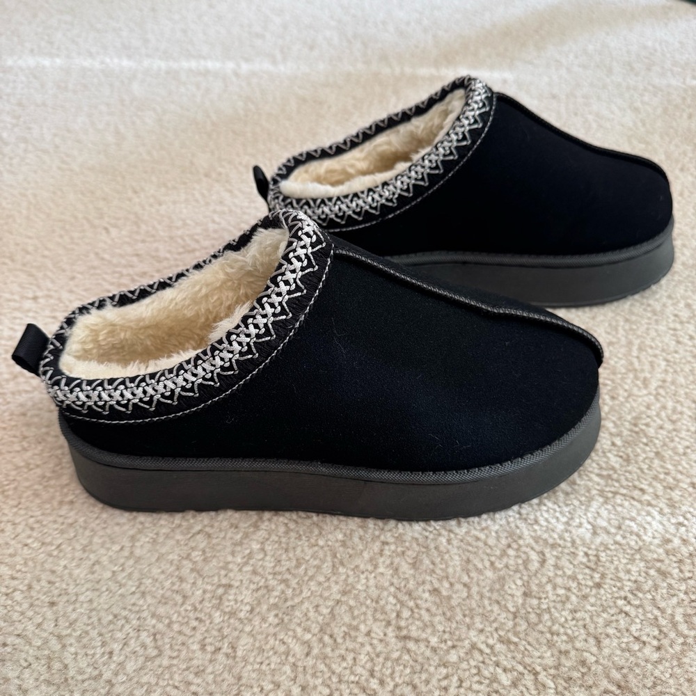 NEW Black faux suede platform slippers lush soft faux fur lining size 41 (8.5)